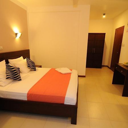 Hotel Shanelo Negombo Exterior photo